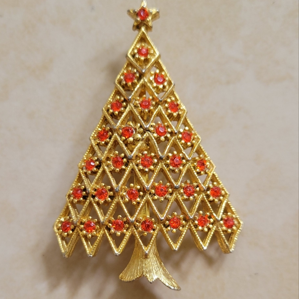 Vintage Bright Red Crystal Christmas Tree Pin/Brooch w/ Satin Gold Tone Texture
